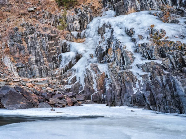 冬の風景の中に山の川の峡谷の氷の崖 コロラド州フォートコリンズの上に少し狭いですPoudre川 — ストック写真