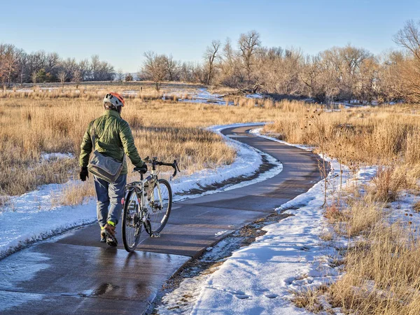 Mannelijke Fietser Loopt Zijn Fiets Door Ijzige Plekjes Een Fietspad — Stockfoto