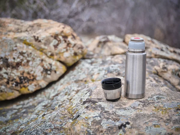 Petite Bouteille Thermos Acier Thé Chaud Sur Une Roche Pendant — Photo