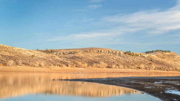 Autunno Paesaggio Invernale Del Lago Montagna Piedi Delle Montagne Rocciose — Foto Stock