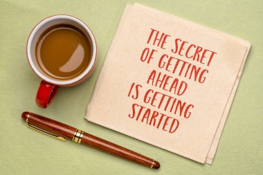 İlerlemenin sırrı, bir fincan kahve, iş, eğitim ve kişisel gelişim konseptiyle peçeteye ilham veren el yazısını yazmaya başlamaktır.