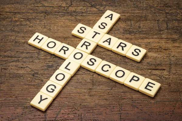 Astrologie Sterne Und Horoskop Kreuzworträtsel Elfenbeinfarbenen Buchstabenkacheln Gegen Rustikales Verwittertes — Stockfoto
