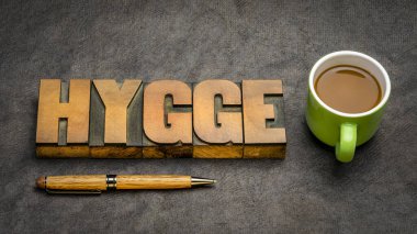 Kaliteli harf harfleriyle karışık kelime ahşap bloklara karşı bir fincan kahve ile el yapımı ağaç kabuğu kağıdı Danimarka konsepti.