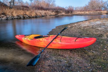 Colorado 'da kış kanosu - St Vrain Creek sahilinde kırmızı beyaz su kanosu