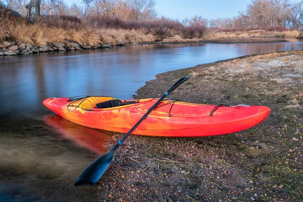Colorado Kış Kanosu Vrain Creek Sahilinde Kırmızı Beyaz Kanosu — Stok fotoğraf