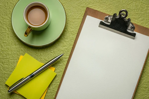 Concepto Escritorio Portapapeles Con Papel Blanco Pluma Taza Café Contra —  Fotos de Stock