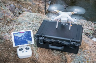 Big Narrows, Poudre Canyon, CO, ABD - 27 Mart 2016: DJI Phantom 3 kuadkopter İHA bir dağ nehri kanyonunda havalanmaya hazır