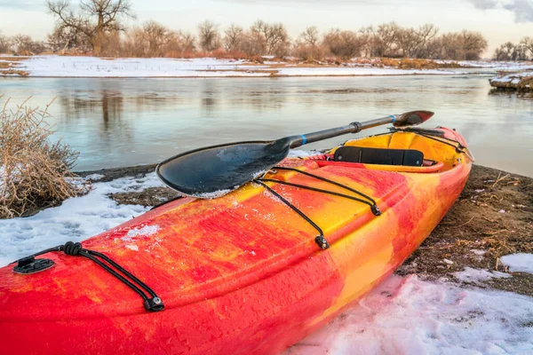 Kayak Invierno Colorado Kayak Aguas Bravas Rojo Con Una Pala — Foto de Stock