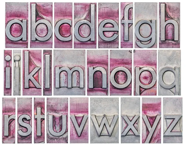 英文字母表 由26个孤立的小写字母组成的拼贴 用黑色的金属字体书写 用紫色墨水擦伤和染色 — 图库照片