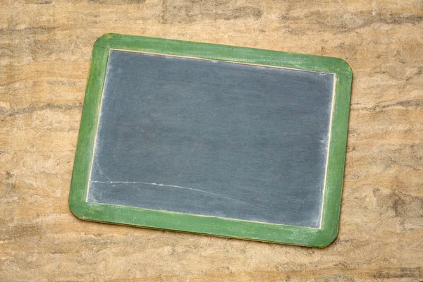 Blank Vintage Skiffer Blackboard Mot Texturerat Bark Handgjort Papper — Stockfoto