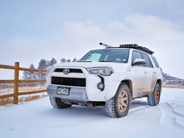 Fort Collins, CO, ABD - 15 Şubat 2021: Toyota 4Runner SUV (2016 Trail versiyonu) Rocky Dağları eteklerindeki Lory State Park 'ı ziyaret ediyor.