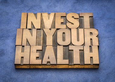 Sağlığınıza yatırım yapın - el yapımı kağıt, sağlık hizmeti ve sağlıklı yaşam tarzı kavramına karşı klasik harf baskı tahtası türüne soyut yatırım yapın