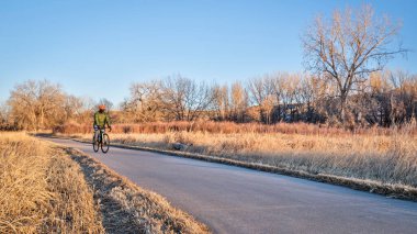 Kuzey Colorado 'daki Poudre River Trail' de bir bisiklet yolunda kışın ya da sonbaharda yol alırken