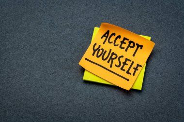 Kendini kabul et - ilham verici hatırlatma notu, kendini kabul etme ve kişisel gelişim kavramı