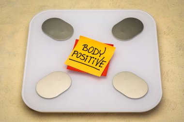 Vücut pozitifliği - banyo ölçeğinde hatırlatma notu, kendini kabullenme ve pozitif zihniyet kavramı