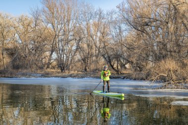 Son sınıf erkek kürekçi Colorado 'da kısmen donmuş bir gölde kürek çekme sezonuna başlıyor.