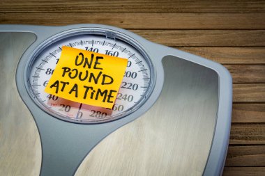 Her seferinde bir pound - banyo terazisinde motivasyon hatırlatma notu, kilo verme kavramı