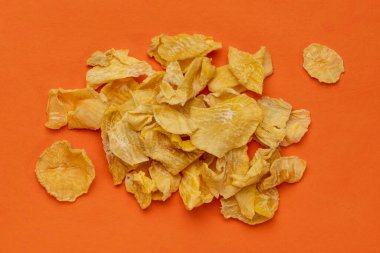 Portakal kağıdına karşı bir yığın kurutulmuş yat tübü. Yacon inulin içerir, sağlıklı probiyotikleri teşvik eden karmaşık bir şeker. Süper yiyecek konsepti.