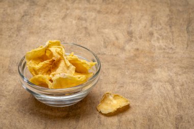 Küçük bir cam kasede kurutulmuş yat yumrusu ile fotokopi alanı olan el yapımı ağaç kabuğu kağıdı. Yacon inulin içerir, sağlıklı probiyotikleri teşvik eden karmaşık bir şeker. Süper yiyecek konsepti.