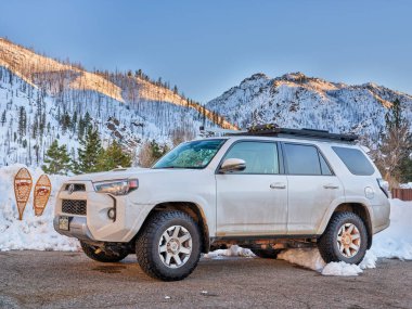 Fort Collins, CO, ABD - 17 Mart 2021: Toyota 4Runner SUV (2016 Trail versiyonu) Poudre Kanyonu 'nda klasik kar ayakkabılarıyla park yerinde.