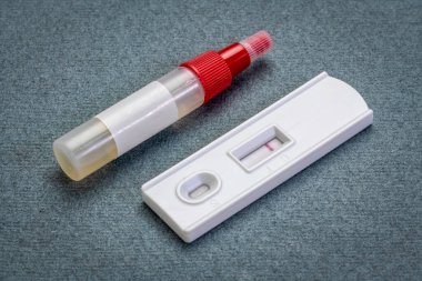 Kolorektal hastalıklar için dışkısal immünokimyasal test - toplama tüplü ev kiti ve test kaseti, sağlık ve öz bakım konsepti üzerinde negatif sonuç