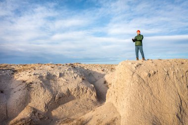 Kuzey Colorado 'daki Pawnee Ulusal Otlağı' nın engebeli arazisinde kıdemli erkek İHA pilotu