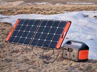Nunn, CO, ABD - 28 Mart 2021: Jackery Explorer 500, 518Wh Portable Power Station, Pawnee Ulusal Otlağı 'nın uzak bir noktasındaki bir güneş paneli tarafından şarj ediliyor..