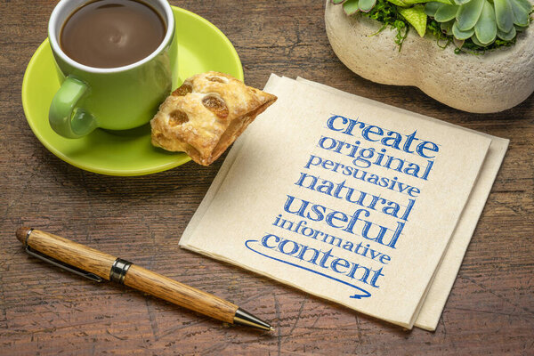 создать оригинальный, убедительный, натуральный, полезный, информативный контент - создание содержательных советов - почерк на салфетке с чашкой кофе