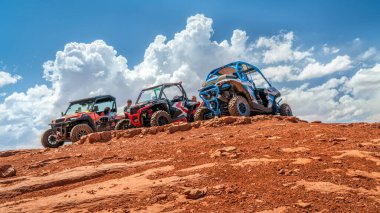 MOAB, UT, ABD - 7 Mayıs 2017: Bir grup ATV sürücüsü, Moab bölgesindeki popüler Tavuk Köşesi Patikası zirvesinde mola verdi.