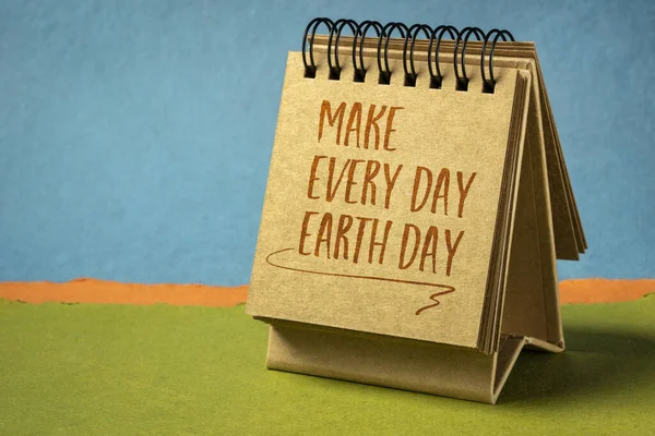 Zrobić Codzienny Dzień Ziemi Inspirujące Notatki Charakter Pisma Małym Kalendarzu — Zdjęcie stockowe