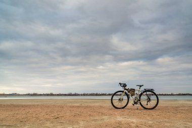 Bahar bisikleti, turne ya da gidip gelme - bir göl sahilinde bisiklet, Kuzey Colorado 'daki Boyd Lake Eyalet Parkı