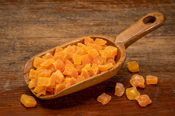 Torkad Mango Frukt Tärnad Rustik Trä Scoop Väderbiten Trä Bakgrund — Stockfoto