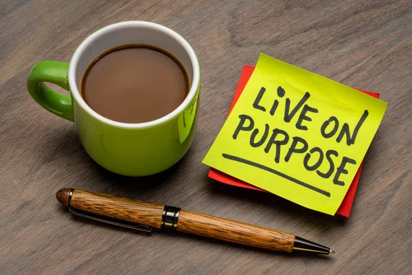 Live Purpose Inspirativní Poznámka Rukopis Lepkavé Notě Šálkem Kávy Osobní — Stock fotografie