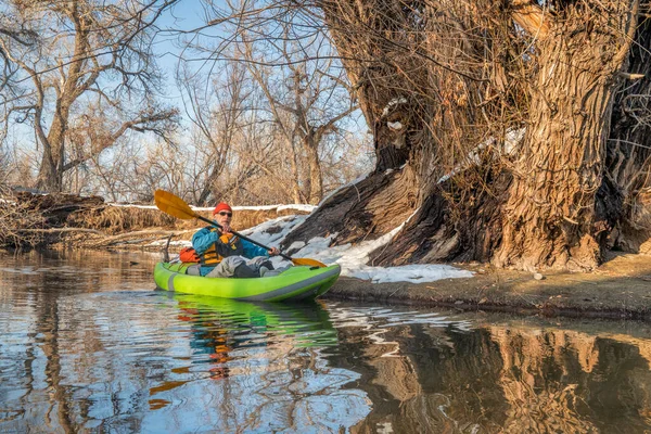 Starszy Mężczyzna Wiosła Jest Wiosła Nadmuchiwany Whitewater Kajak Małej Rzece — Zdjęcie stockowe