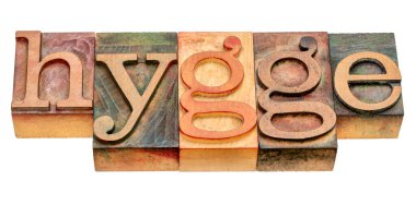 hygge - soyut kelime soyut eski harf baskı tahta blok renk mürekkebi ile boyanmış Danimarka konsepti