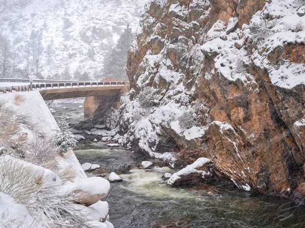 Ponte Autostradale Sul Fiume Poudre Big Narrows Scenario Inizio Primavera — Foto Stock