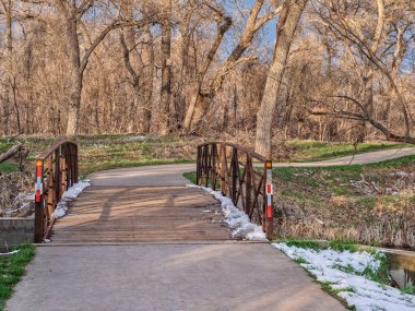 Kuzey Colorado 'daki Fort Collins bölgesindeki sayısız bisiklet patikalarından biri. İlkbahar başlarındaki eğlence ve gidiş-dönüş konsepti.