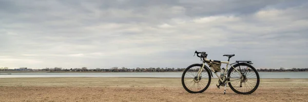 Kolarstwo Wiosenne Turystyka Rowerowa Lub Dojazdy Pracy Rower Plaży Nad — Zdjęcie stockowe