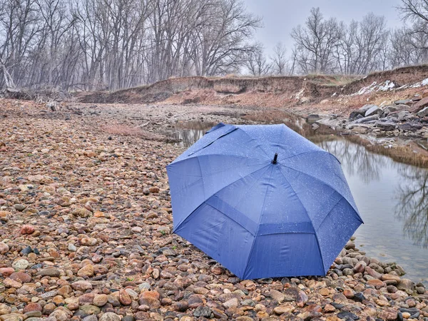Umbrella River Shore Early Spring Scenery Low Water Falling Snow — Stock Photo, Image
