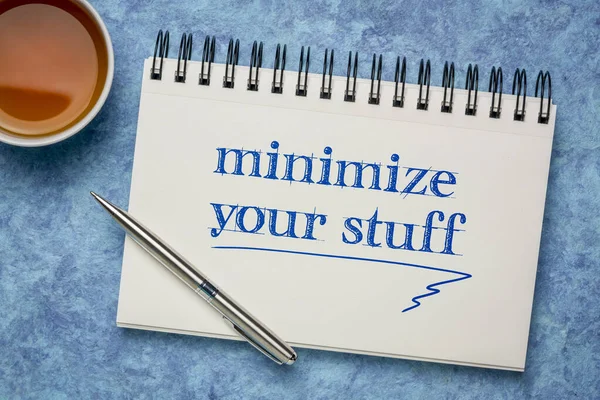 Minimize Your Stuff Motivational Note Spiral Art Sketchbook Blue Textured — Stock Photo, Image
