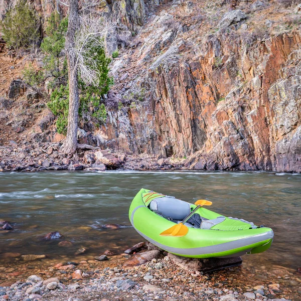 Kayak Inflable Aguas Bravas Con Una Paleta Río Poudre Sobre — Foto de Stock