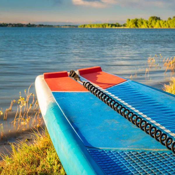 コロラド州 ボイドレイク州立公園 夏の景色の湖の海岸に安全ロープ付きのパドルボード Sup を立ってください — ストック写真