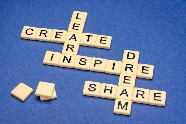 Soñar Aprender Crear Compartir Inspirar Crucigramas Letras Marfil Contra Papel —  Fotos de Stock