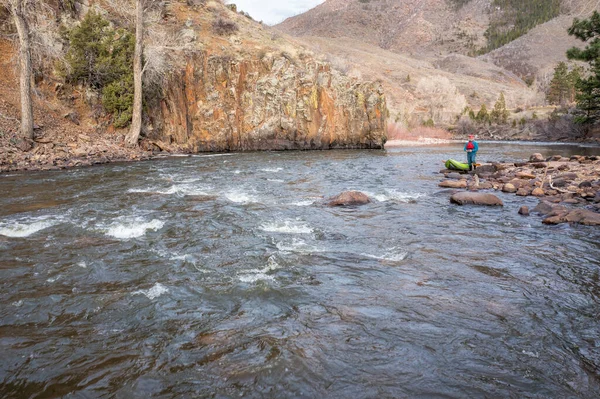 Kajak Nadmuchiwanym Kajakiem Brzegu Górskiej Rzeki Wczesną Wiosną Rzeka Poudre — Zdjęcie stockowe