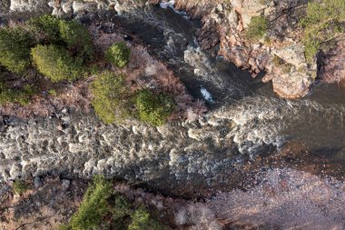 Dağ nehri akıntıları - hava manzarası, Poudre Nehri Fort Collins, Colorado 'nun yukarısındaki kanyon, ilkbahar manzarası
