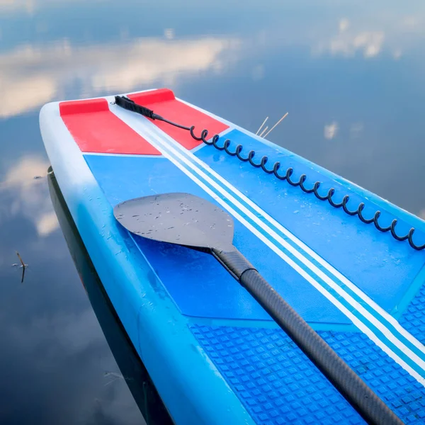 Deck Eines Rennstand Paddleboards Mit Paddel Und Sicherheitsleine — Stockfoto