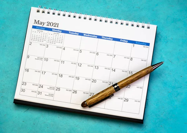 Maj 2021 Spiralny Kalendarz Biurkowy Długopisem Papierze Czas Koncepcja Biznesu — Zdjęcie stockowe