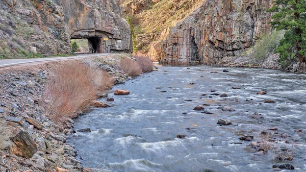 Autópálya Alagút Hegyi Folyó Kanyonban Cache Poudre Folyó Kis Keskeny — Stock Fotó