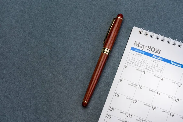 Maj 2021 Spiralny Kalendarz Biurkowy Długopisem Papierze Ręcznie Robionym Przestrzenią — Zdjęcie stockowe