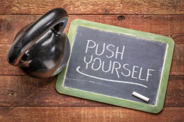 Kendinizi zorlayın - beyaz tebeşir tahtası üzerinde bir kettlebell, egzersiz, egzersiz, egzersiz konsepti ve kişisel gelişim konseptiyle